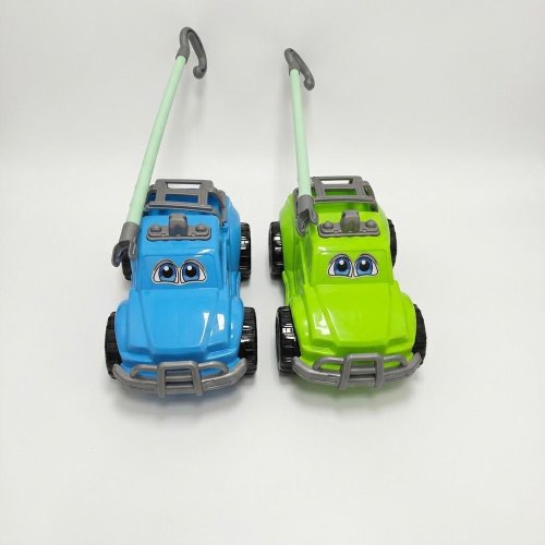 Ťahacie zelené auto