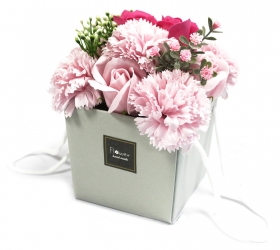 Mydlové kvety, ružová ruža a klinček