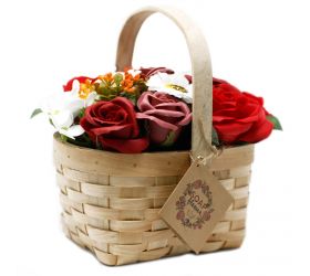 Veľká červená kytica v prútenom koši