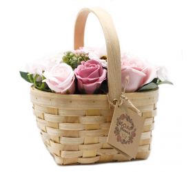 Veľká ružová kytica v prútenom koši