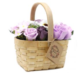 Veľká fialová kytica v prútenom koši