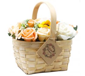 Veľká oranžová kytica v prútenom koši