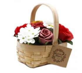 Stredná červená kytica v prútenom koši