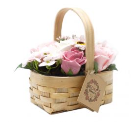 Stredná ružová kytica v prútenom koši